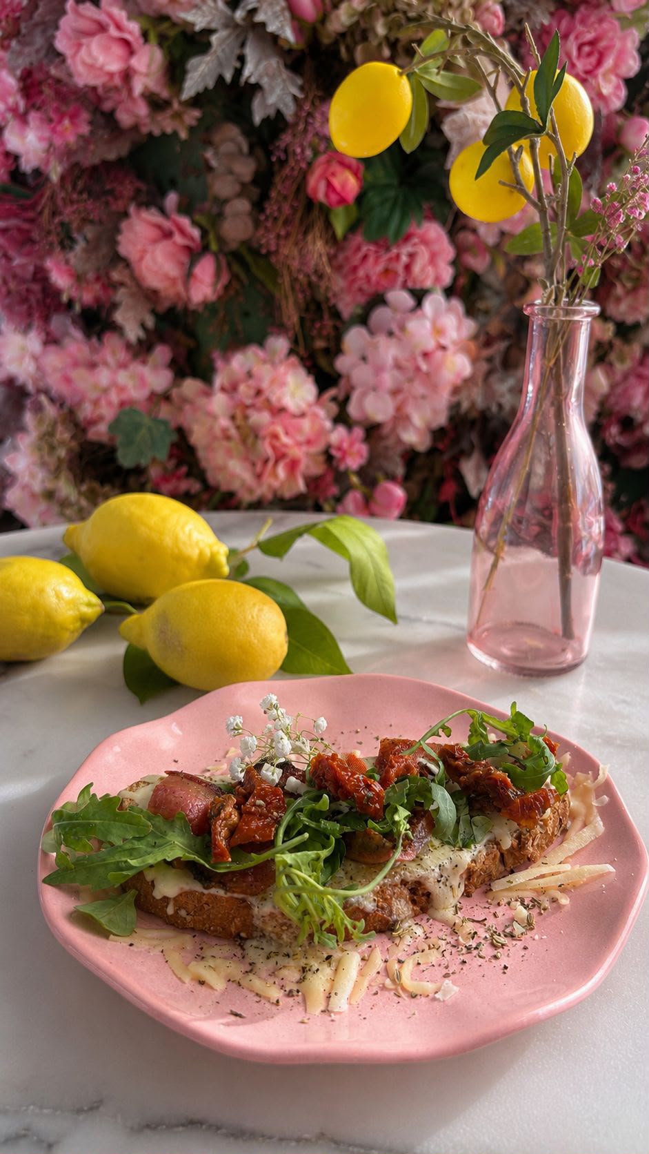 Tostada con burrata, rúcula y tomate seco