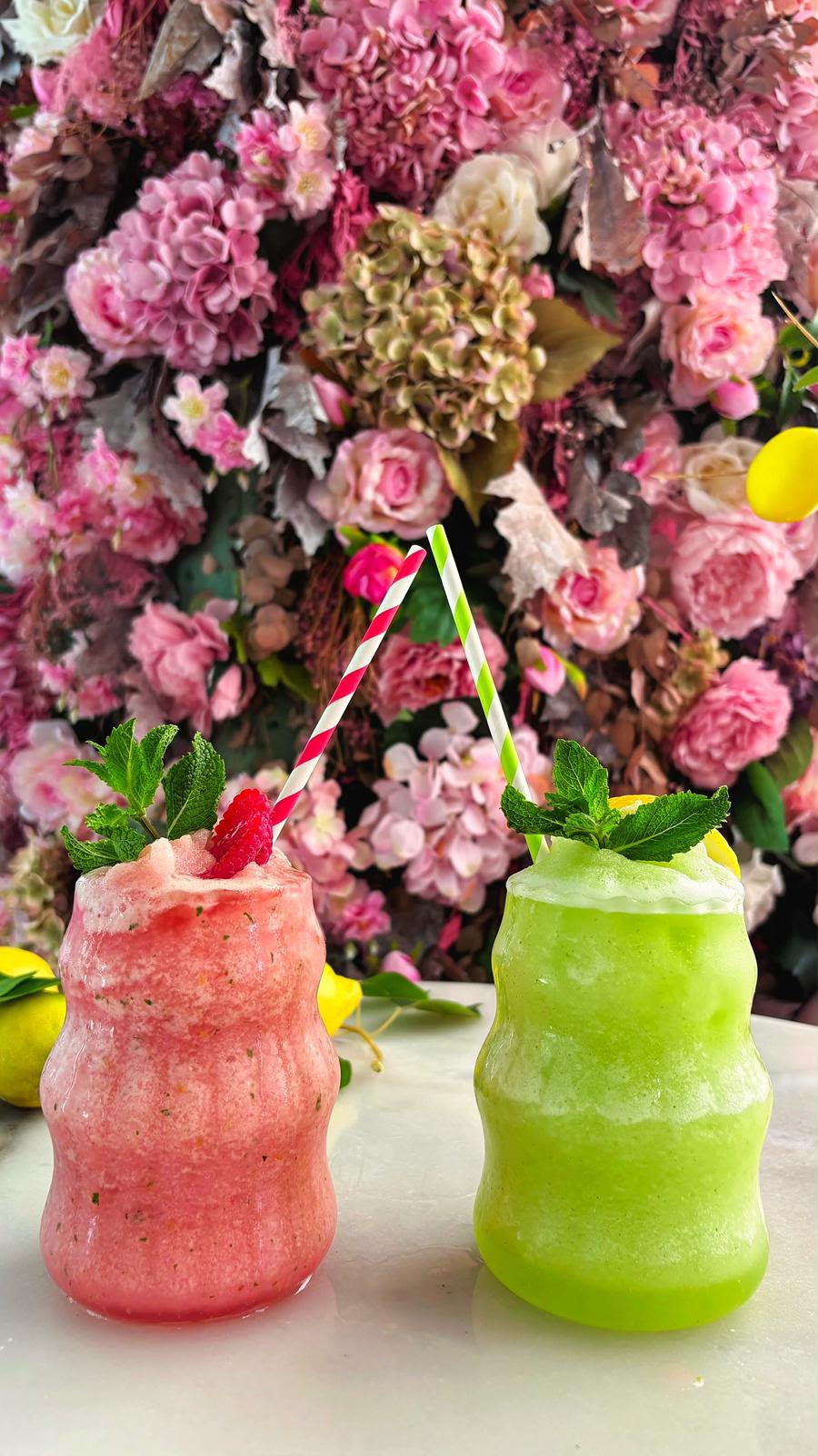 Limonatas heladas rosa y verde con menta y limón