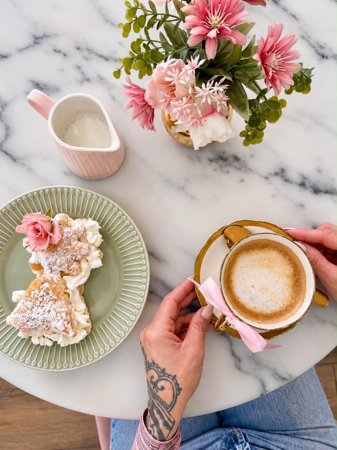 Virgencita del Pilar con un café